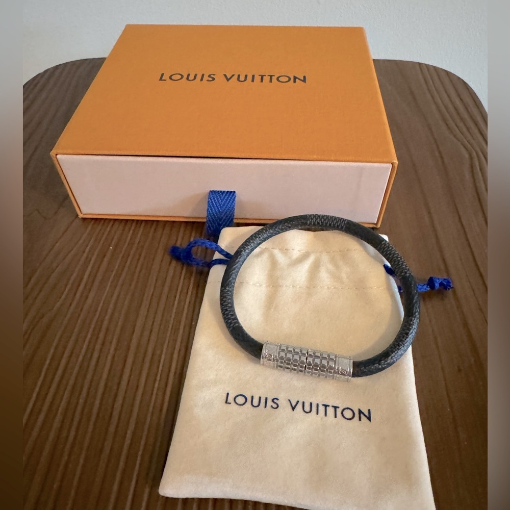 BRAND NEW NEVER USED Digit Bracelet
